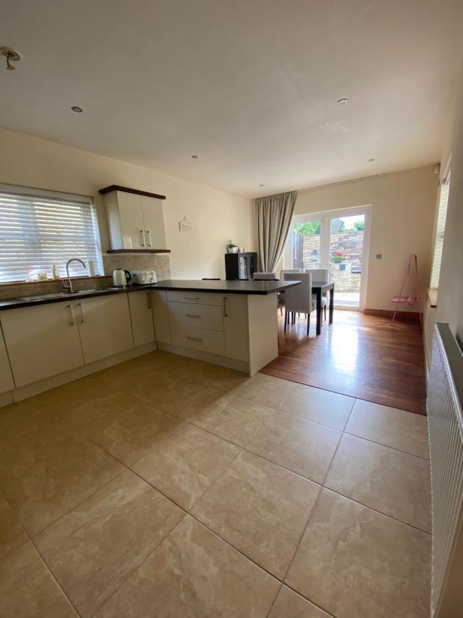 Town Villa With Charming Garden, Bbq Area & Sleeps 6 Cashel  Exterior photo