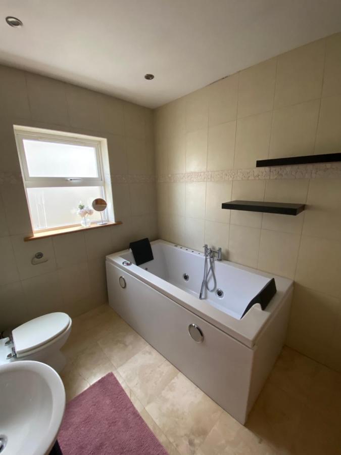 Town Villa With Charming Garden, Bbq Area & Sleeps 6 Cashel  Exterior photo
